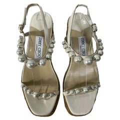 Sandales à talons compensés « Latte » de Jimmy Choo, ornées de perles, en cuir nappa blanc