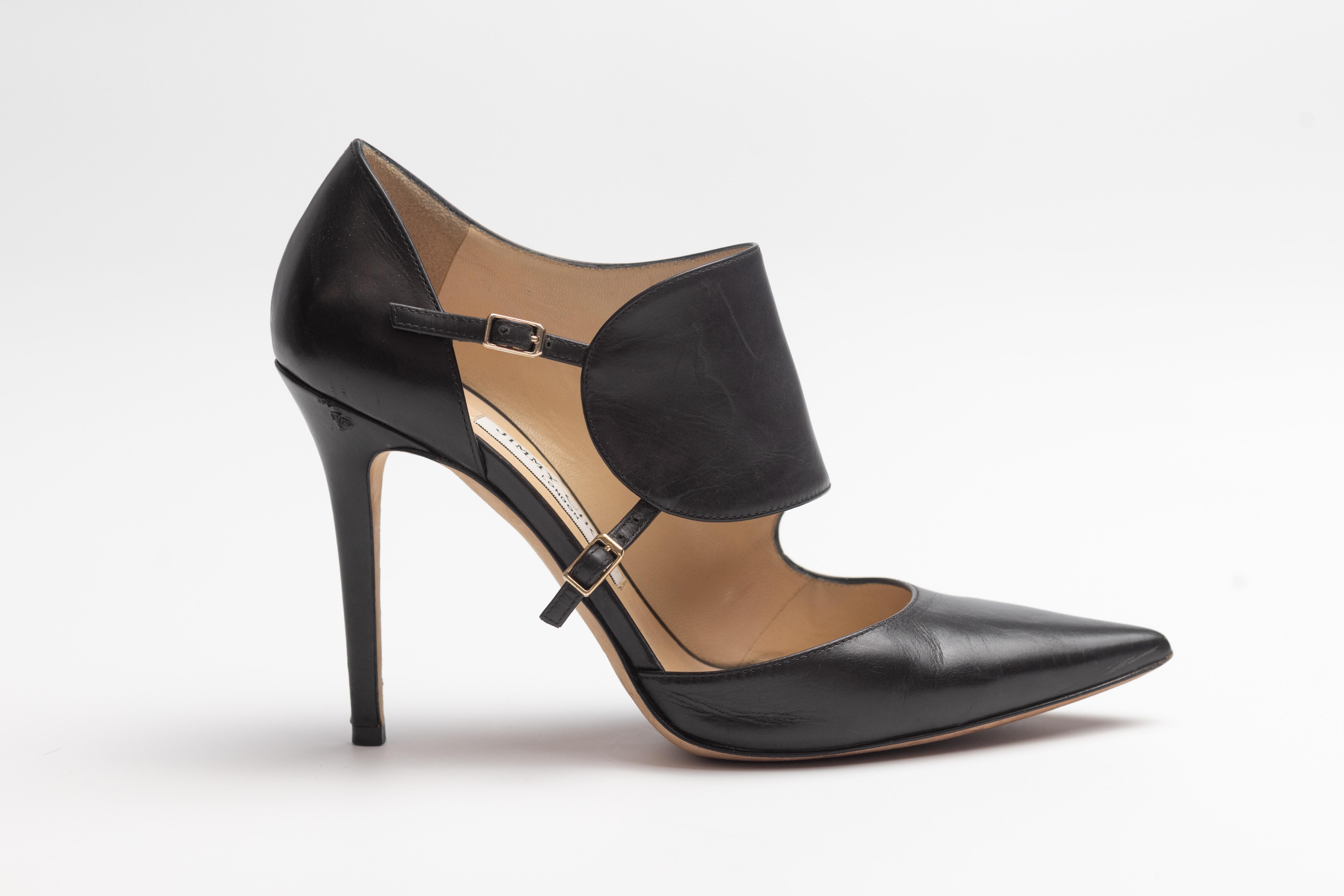 JIMMY CHOO LEATHER BLACK D'ORSAY PUMPS (EU 37)

Jimmy Choo leather d'orsay pumps. Black. Pointed-toes. Stiletto heels. Mary jane strap & buckle closure at sides.

Color: Black
Material: Leather
Size: 37 EU / 6 US
Heel Height: 100 mm / 4”
Condition: