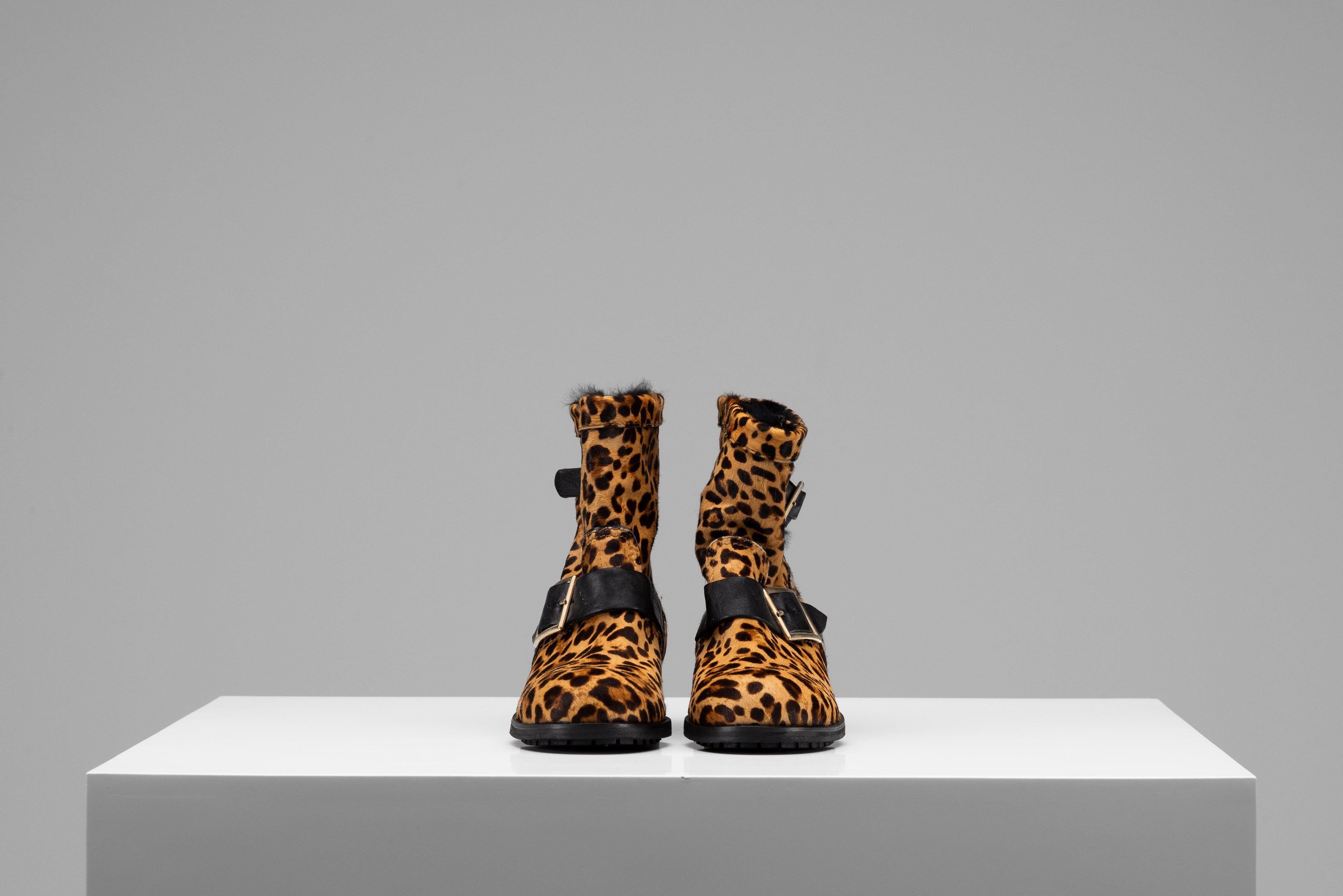 From the collection of SAVINETI we offer these pair of Jimmy Choo Leopard Boots:
- Brand: Jimmy Choo
- Model: Leopard Print Boots
- Size: 36
- Condition: as NEW (price tag still on) 

Authenticity is our core value at SAVINETI and this process meets