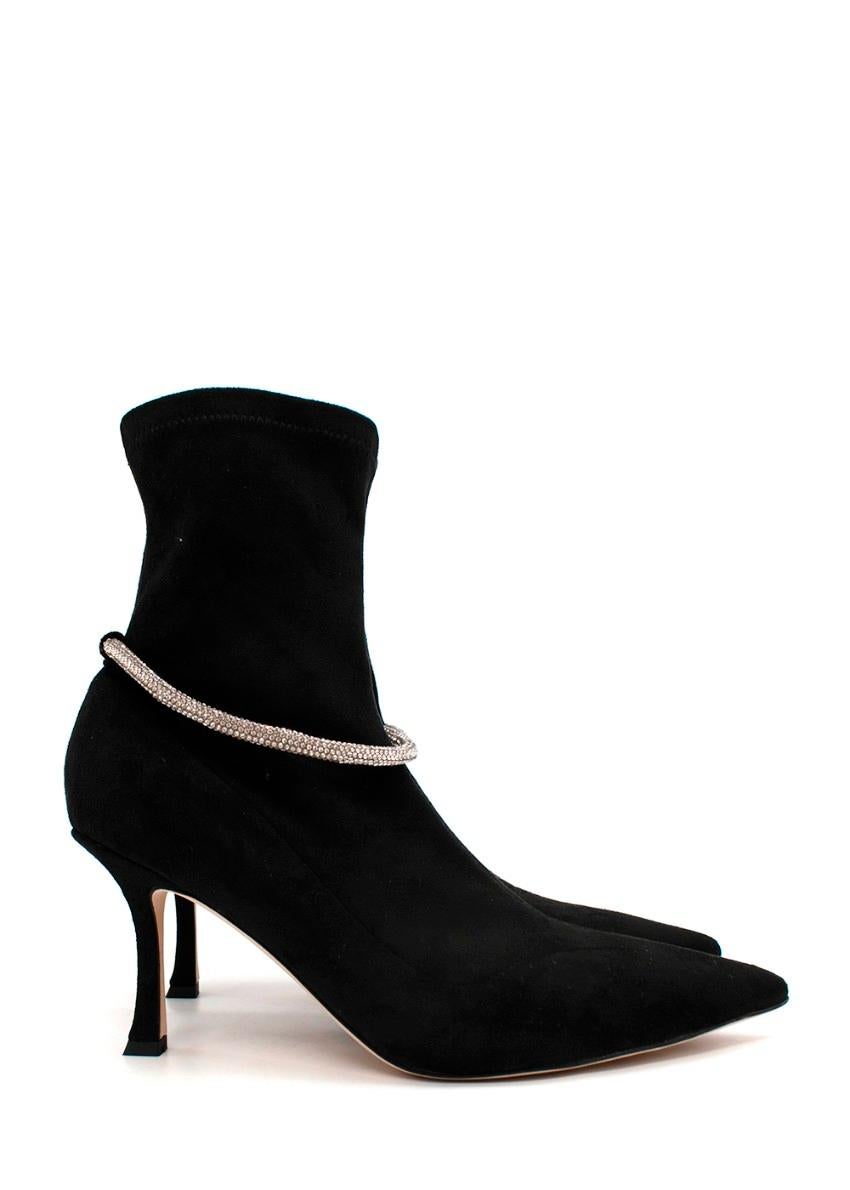 Jimmy Choo LeRoy Schwarze Stiefel aus Wildleder mit Kristallverzierung und Sockenabsatz

- Schwarze Wildlederstiefel im Sockenstil
- Kristallverzierter Armreif um den Knöchel
- Gespitzte Zehe
- Auf einem Stilettoabsatz
