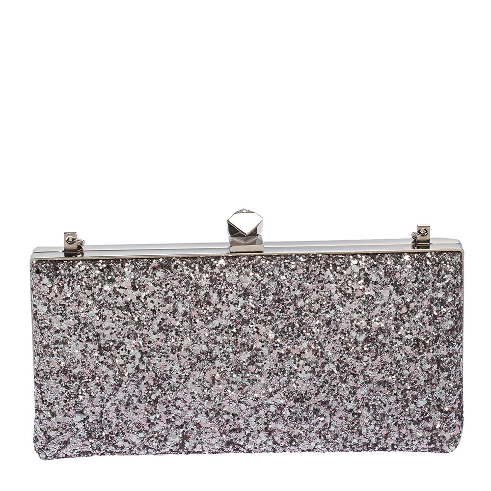 This clutch from Jimmy Choo is well-crafted and overflowing with style. From the way it has been crafted to the way it has been designed, this light lilac-hued glitter clutch makes a fashion statement with every detail. It carries a well-sized satin