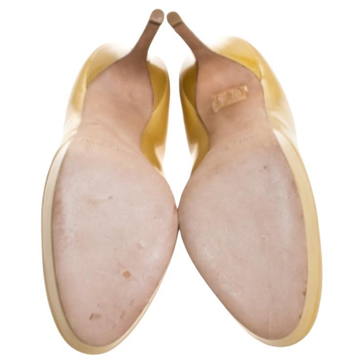 Offrez à vos pieds un grand confort et une grande stabilité lorsque vous vous promenez avec ces escarpins bien faits de Jimmy Choo. Dotés d'un extérieur en cuir verni fin, ils constituent un ajout élégant à votre garde-robe. Ces escarpins moutarde