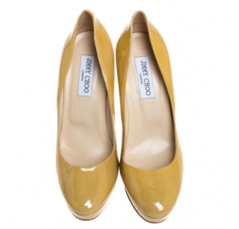 Jimmy Choo escarpins à plateforme Cosmic en cuir verni moutarde clair, taille 40 Bon état - En vente à Dubai, Al Qouz 2