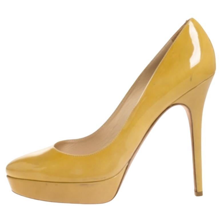 Jimmy Choo escarpins à plateforme Cosmic en cuir verni moutarde clair, taille 40 en vente