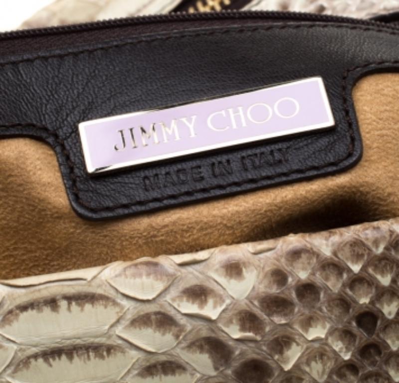 Realizzata in pitone esotico e pelle scamosciata nei colori giallo chiaro e beige, questa hobo Saba di Jimmy Choo presenta gli iconici tripli anelli sul manico. La sua forma rilassata e sciancrata lo rende ideale per contenere i tuoi oggetti