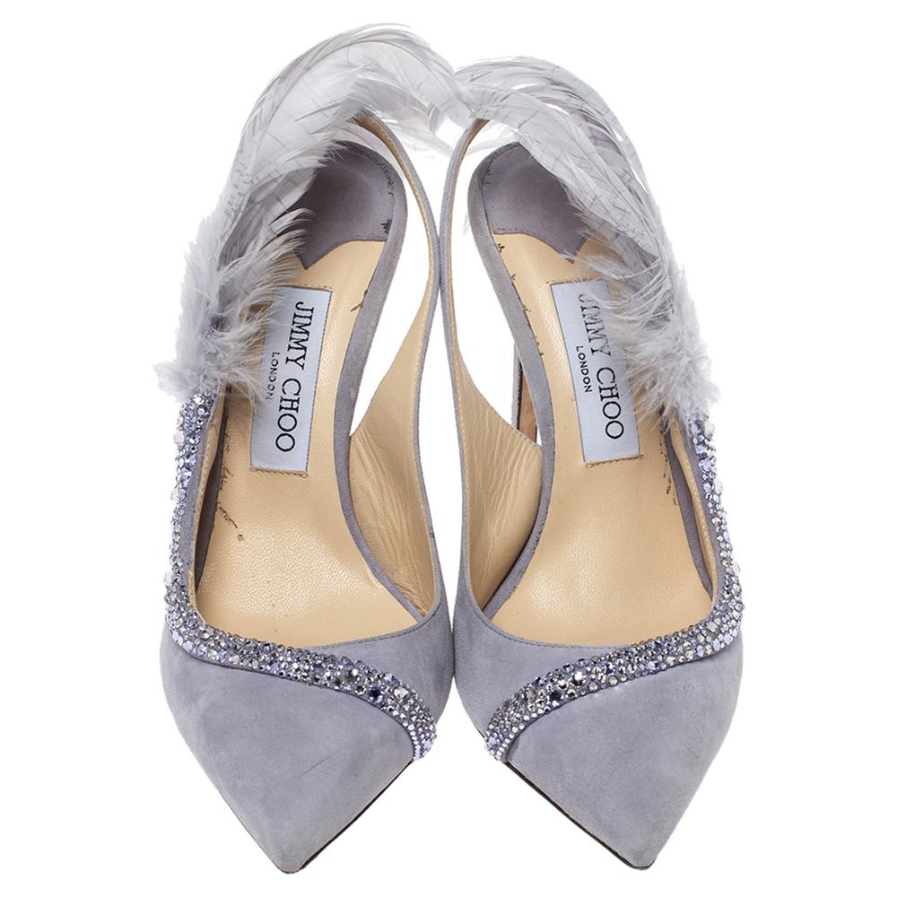 Make a flawless style statement while flaunting these Tacey pumps from the house of Jimmy Choo. They have been crafted from suede and feathers. It comes in a lilac hue and is embellished with crystals. They are styled with pointed toes, slingbacks,