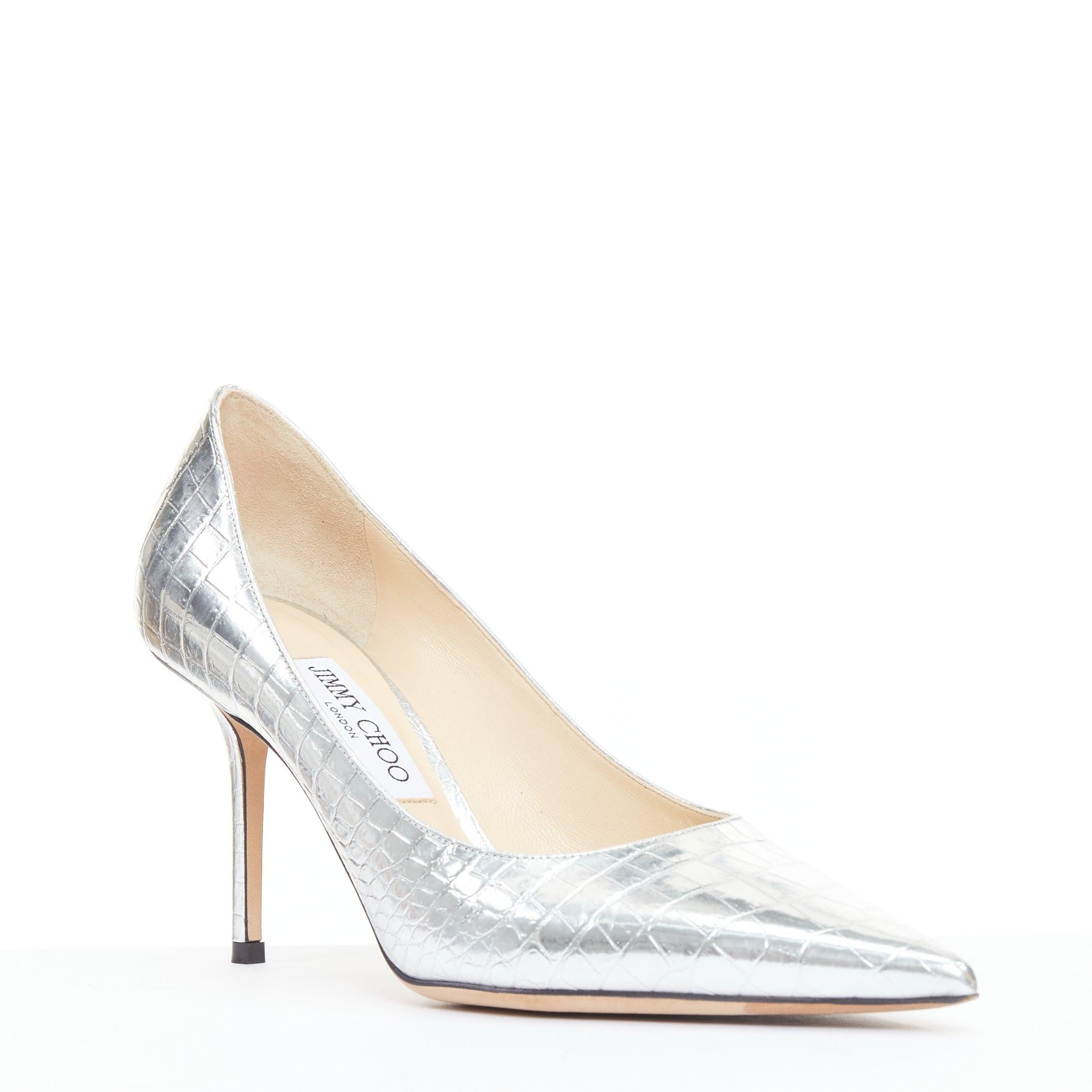 Jimmy Choo Love - Escarpins pointus en cuir gaufré croco argenté miroité EU39.5
Référence : JHDN/A00091
Marque : Jimmy Choo
Modèle : Amour
MATERIAL : Cuir
Couleur : Argent
Motif : Imprimé animal
Fermeture : Slip On
Doublure : Cuir nude
Détails