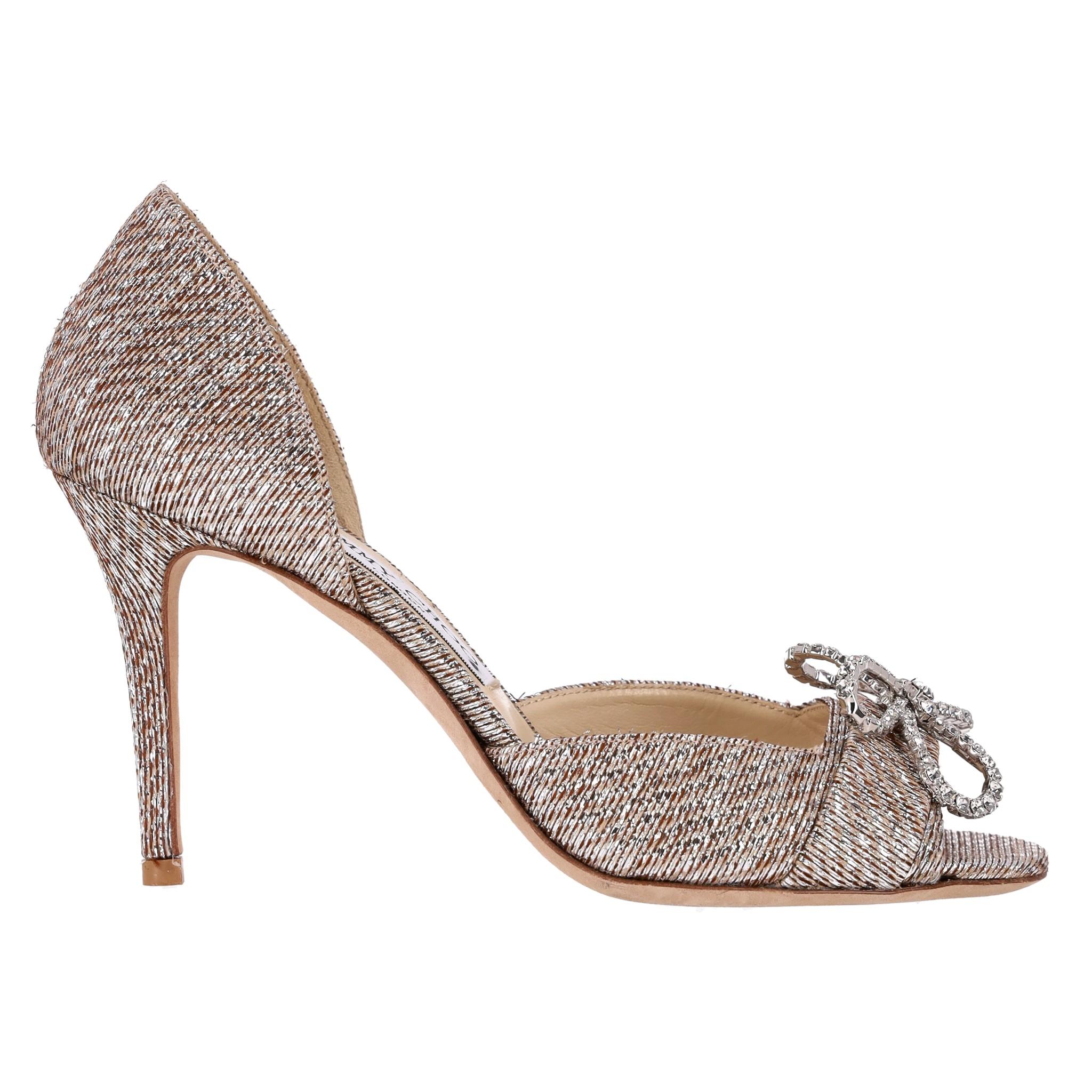 Jimmy Choo Lurex Crystal Bow Peep Toe Heels

Crafted from metallic woven lame fabric.

Featuring peep-toes and crystal-embellished bows on the upper.

Size - 37

Condition - Good/Very Good (Small slight pull at the fabric )

Composition - Lame