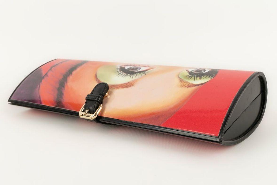 Jimmy Choo -(Made in Italy) Bakelite pouch with magazine print.

Additional information: 
Dimensions: Length: 29 cm, Height: 13 cm, Depth: 5 cm
Condition: Good condition
Seller Ref number: S27
