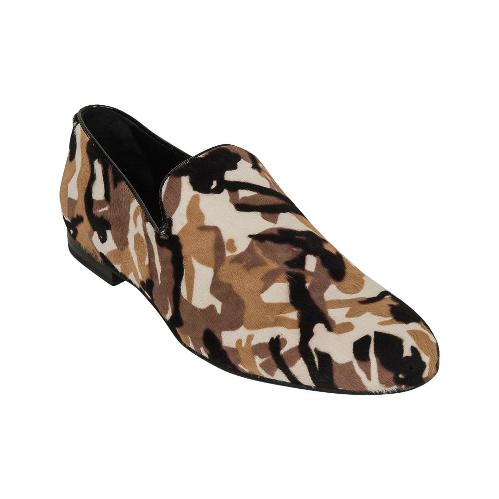 Mightychic offers a pair of Jimmy Choo Sloane camouflage pony mens loafers.
Classic clean lines in sand colours accentuated with black.
Comes with box and sleeper.
NEW or NEVER WORN. 
final sale

SIZE 43
USA SIZE 10

CONDITION:
NEW or NEVER WORN