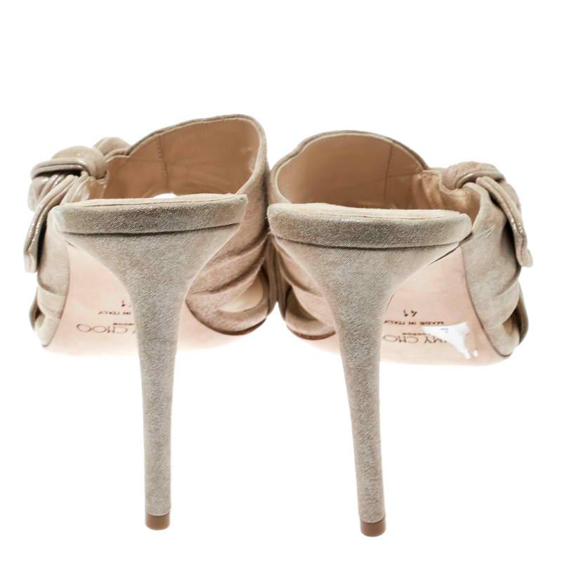 Jimmy Choo Metallic Beige Textured Suede Keely Knotted Bow Peep Toe Slides 41 In New Condition In Dubai, Al Qouz 2
