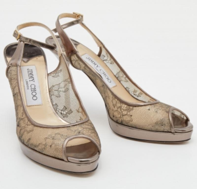 Il est facile de tomber amoureux de ces escarpins de Jimmy Choo ! Ils ont été magnifiquement recouverts de dentelle et conçus avec des peep toes, des plates-formes et des talons fins de 10,5 cm. Ces escarpins féminins et délicats s'accorderont à