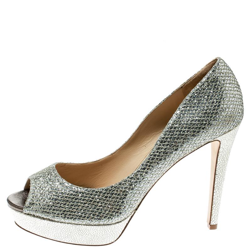 It is easy to fall in love with these pumps by Jimmy Choo! They've been beautifully crafted from metallic lamé fabric and designed with peep toes, platforms and 12.5 CM heels. The pumps are sure to complement all your dresses and evening