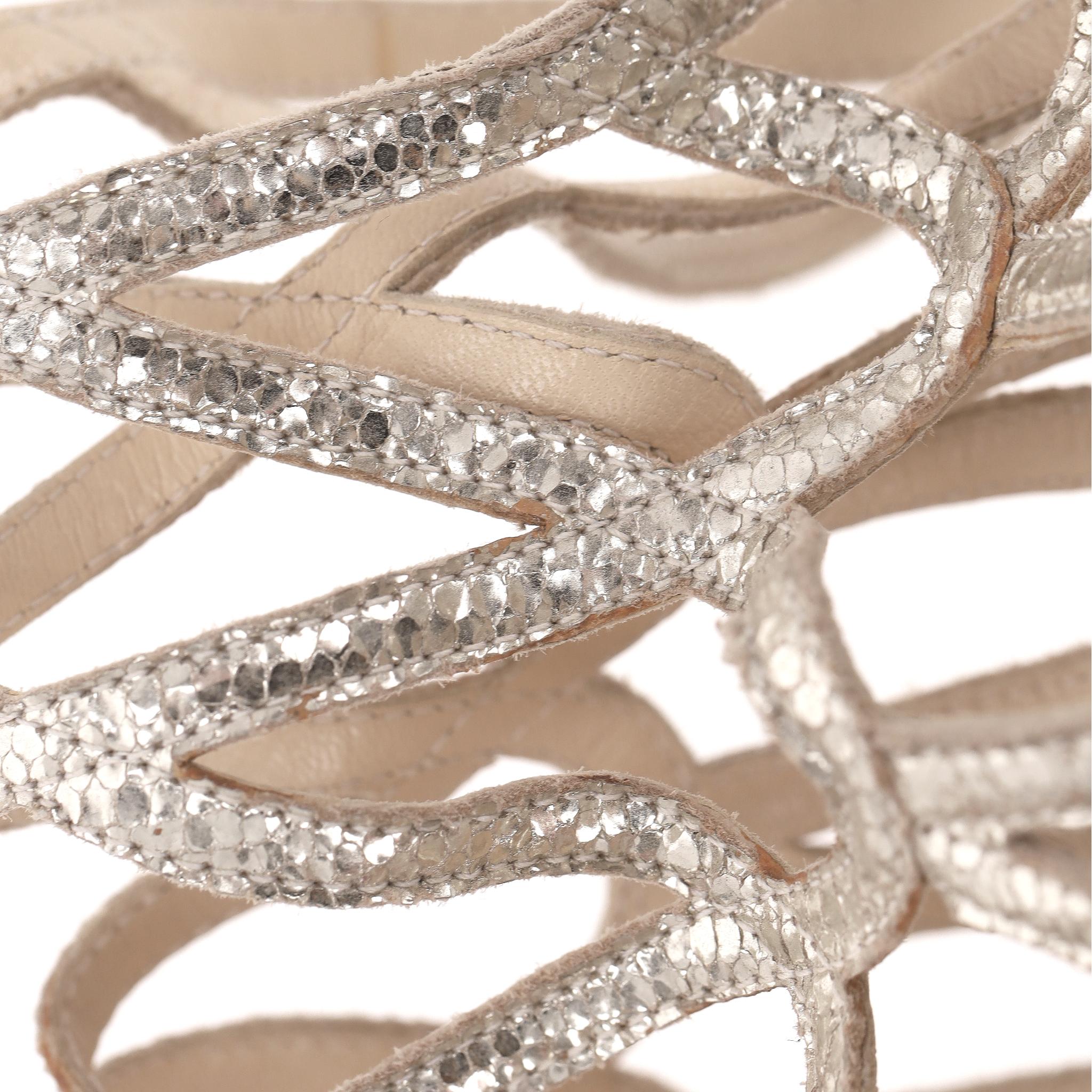 Jimmy Choo Metallic-Rissleder 'Zink' Riemchensandalen im Angebot 5