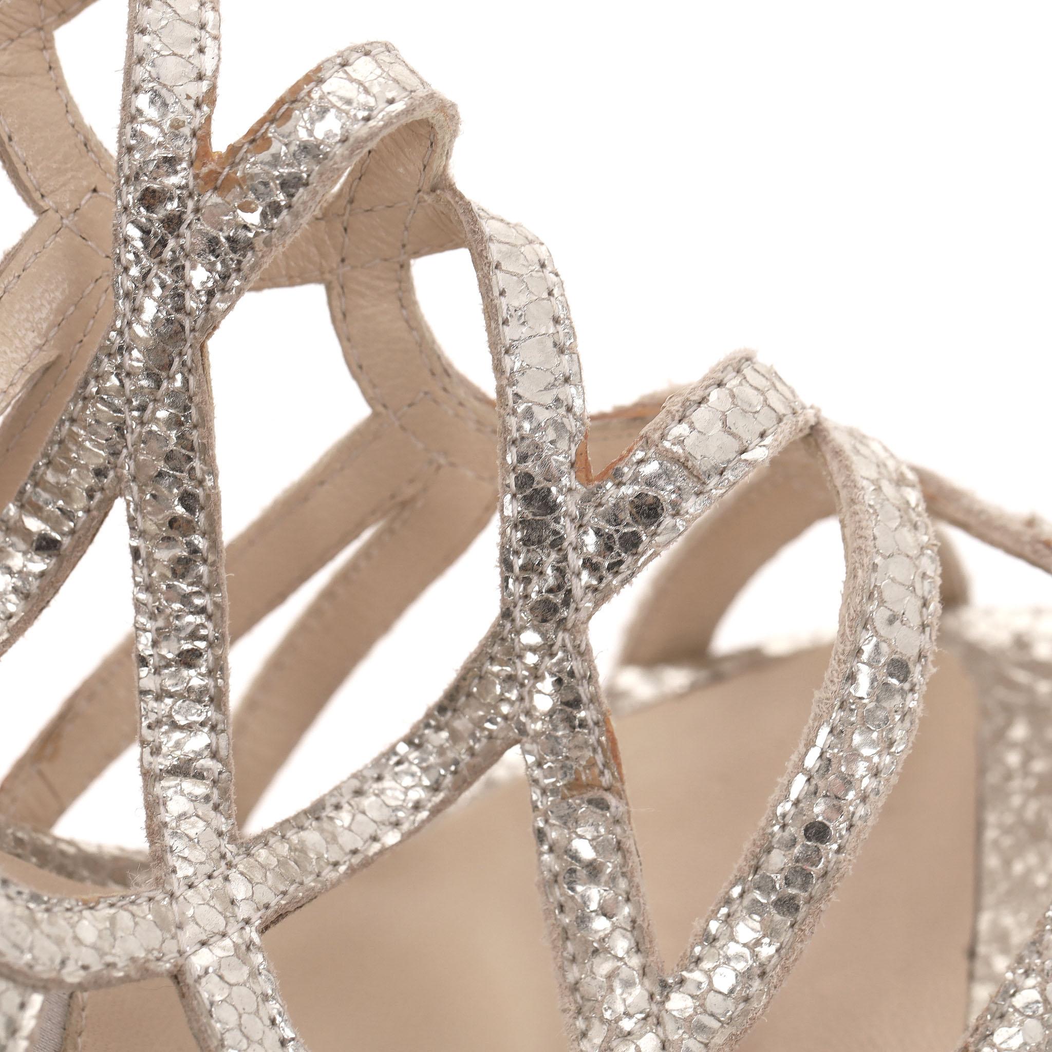 Jimmy Choo Metallic-Rissleder 'Zink' Riemchensandalen im Angebot 7