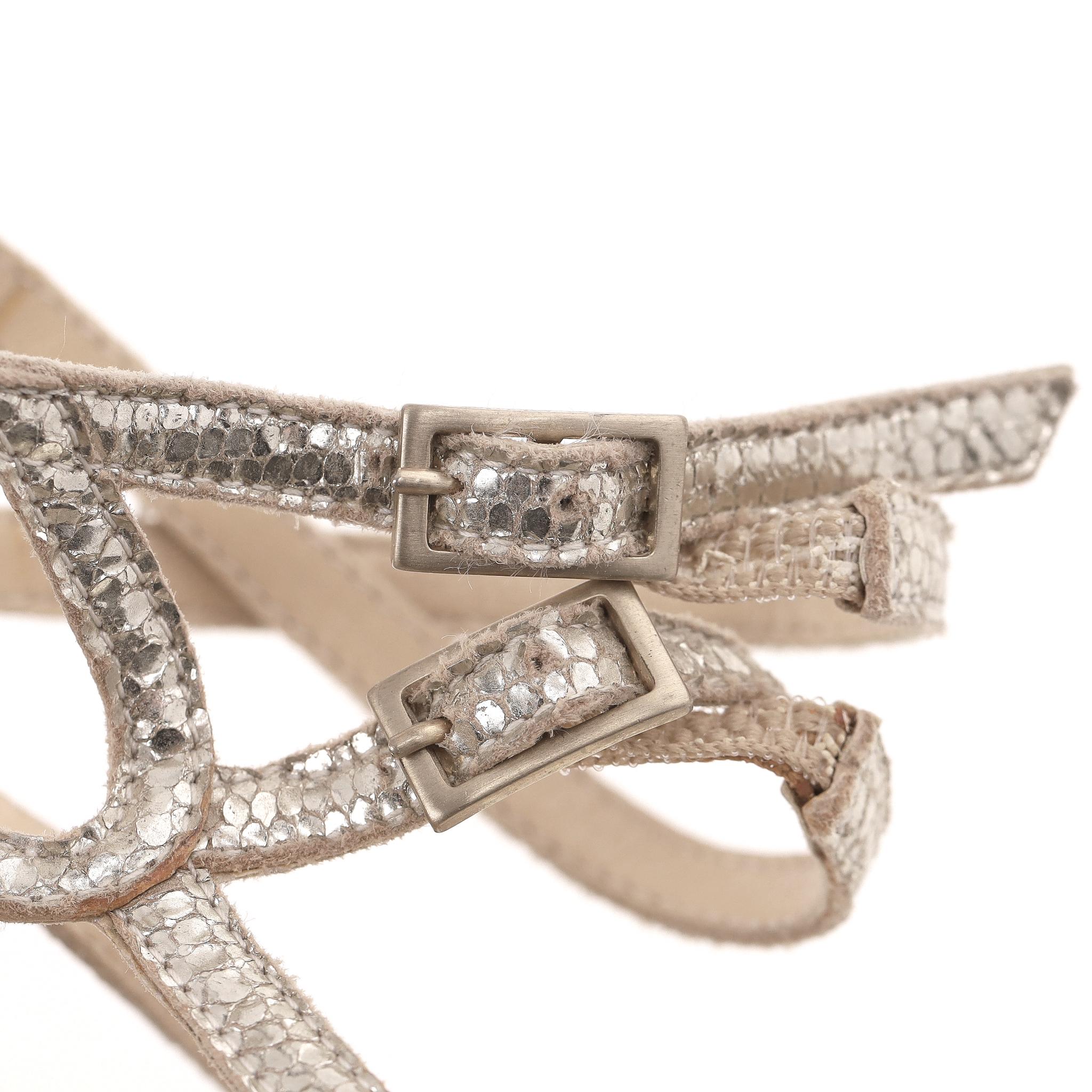 Jimmy Choo Metallic-Rissleder 'Zink' Riemchensandalen im Angebot 1