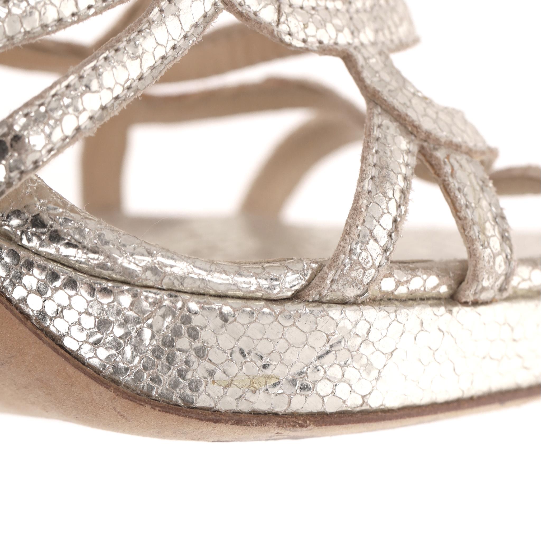 Jimmy Choo Metallic-Rissleder 'Zink' Riemchensandalen im Angebot 3