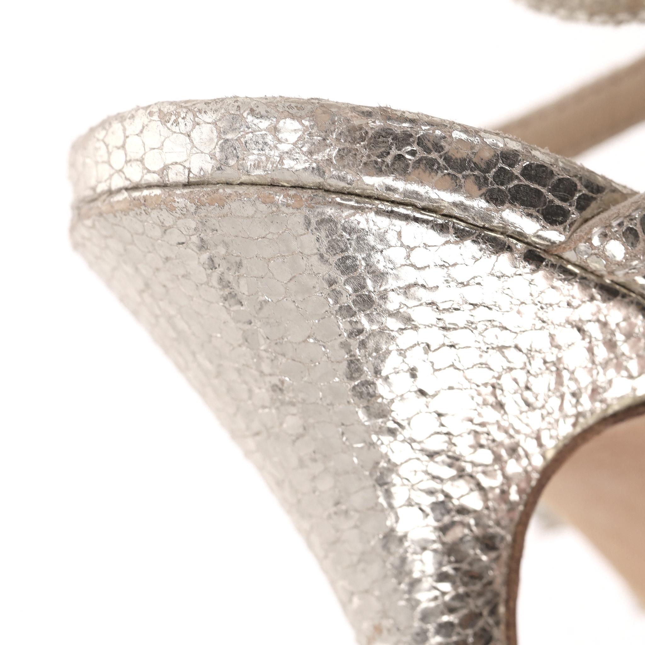 Jimmy Choo Metallic-Rissleder 'Zink' Riemchensandalen im Angebot 4