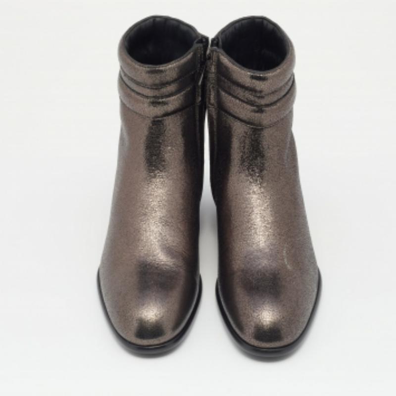 Cette fabuleuse paire de bottines Jimmy Choo est la dernière nouveauté en matière de chaussures. Ces bottes sont fabriquées en cuir marron foncé métallisé et présentent des bouts ronds, une fermeture zippée sur le côté et des talons bas.