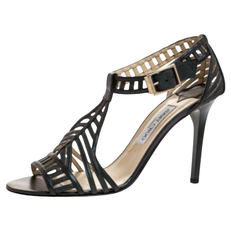 Ces sandales de Jimmy Choo sont un excellent moyen de rehausser vos tenues. Fabriquées en Italie, elles sont réalisées en cuir de qualité et se déclinent dans une teinte vert foncé métallisée. Elles sont dotées de découpes, d'orteils ouverts, de