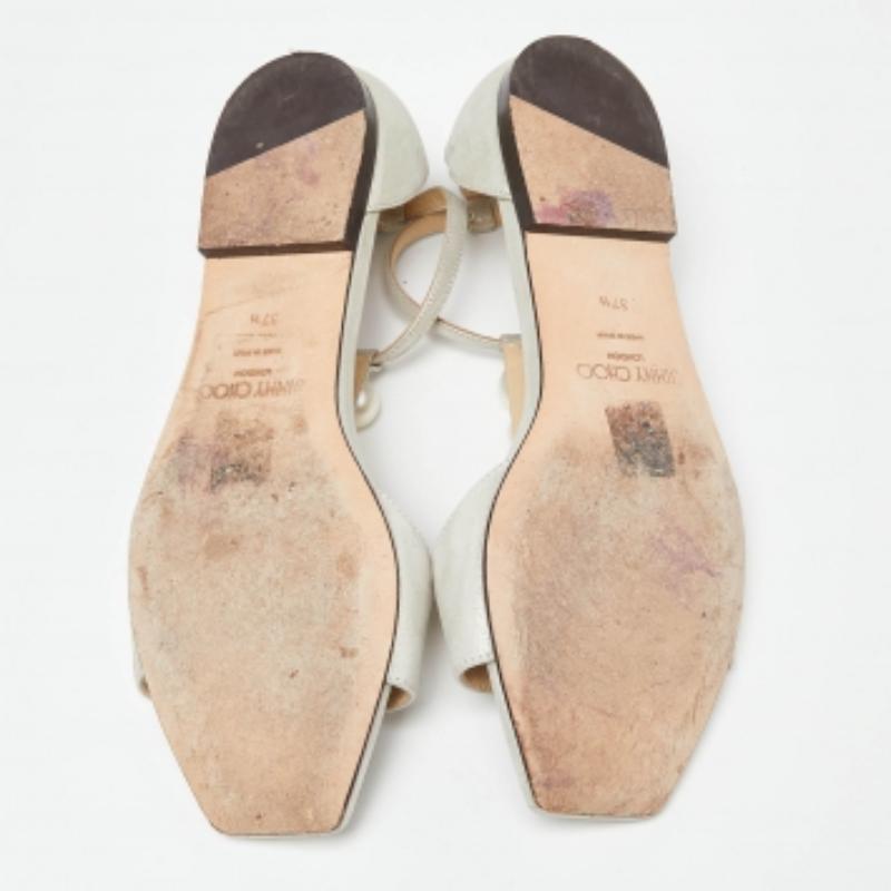 Diese Sandalen verkörpern die perfekte Mischung aus kantigem und zeitlosem Stil. Aus hochwertigen MATERIALEN gefertigt, bieten Ihnen diese Schuhe die perfekte Höhe für einen anspruchsvollen Look.