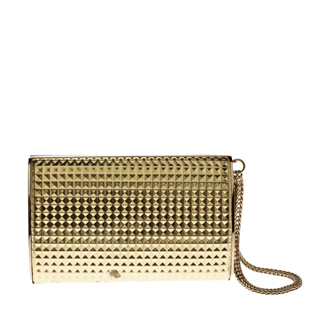 This Carmen clutch will woo you with its appealing curves and shade. Crafted from leather, its 3D effect and glossy finish in gold is beautifully complemented by gold-tone metal. It has a satin-lined interior for your essentials and a chain