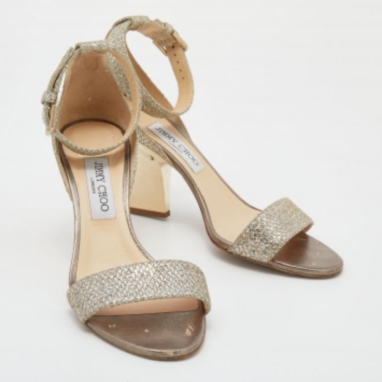 Jimmy Choo Sandalias con tira al tobillo de purpurina dorada metalizada talla 39.5 en Bueno estado para la venta en Dubai, Al Qouz 2