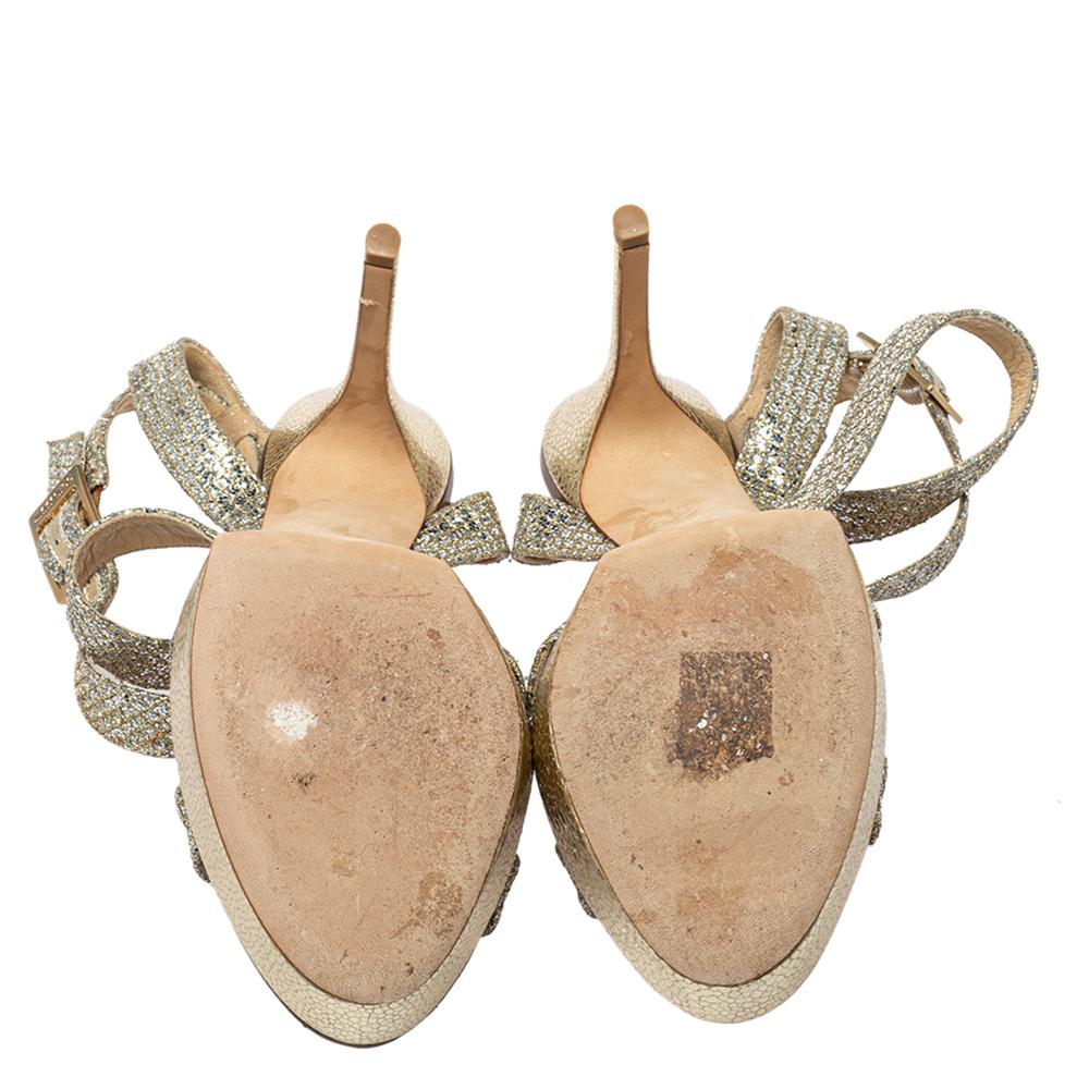 Jimmy Choo Sandalias de plataforma con tiras de purpurina dorada metalizada talla 38 en Bueno Estado en Dubai, Al Qouz 2