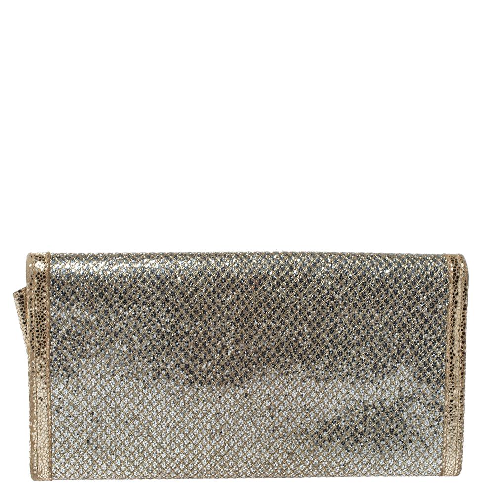 The Jimmy Choo Reese Clutch is both practical and glamorous. Crafted from smooth and glossy metallic gold leather and glitter, this Italian-made clutch is presented in a streamlined silhouette. The front flap with a gleaming logo plaque that opens
