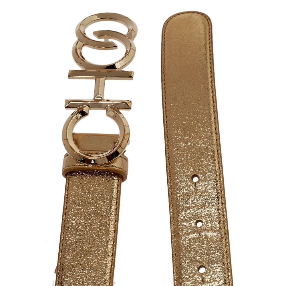 Dieser Gürtel von Jimmy Choo ist mit einer goldfarbenen 