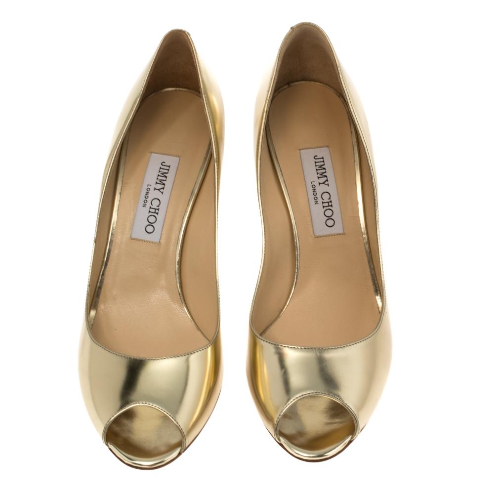 Strike the right pose with these marvelous Evelyn pumps from Jimmy Choo. They've been crafted from leather in a beautiful metallic gold hue. Finished with peep toes and 9 cm heels, they'll look amazing with your dresses.

Includes: Original Dustbag