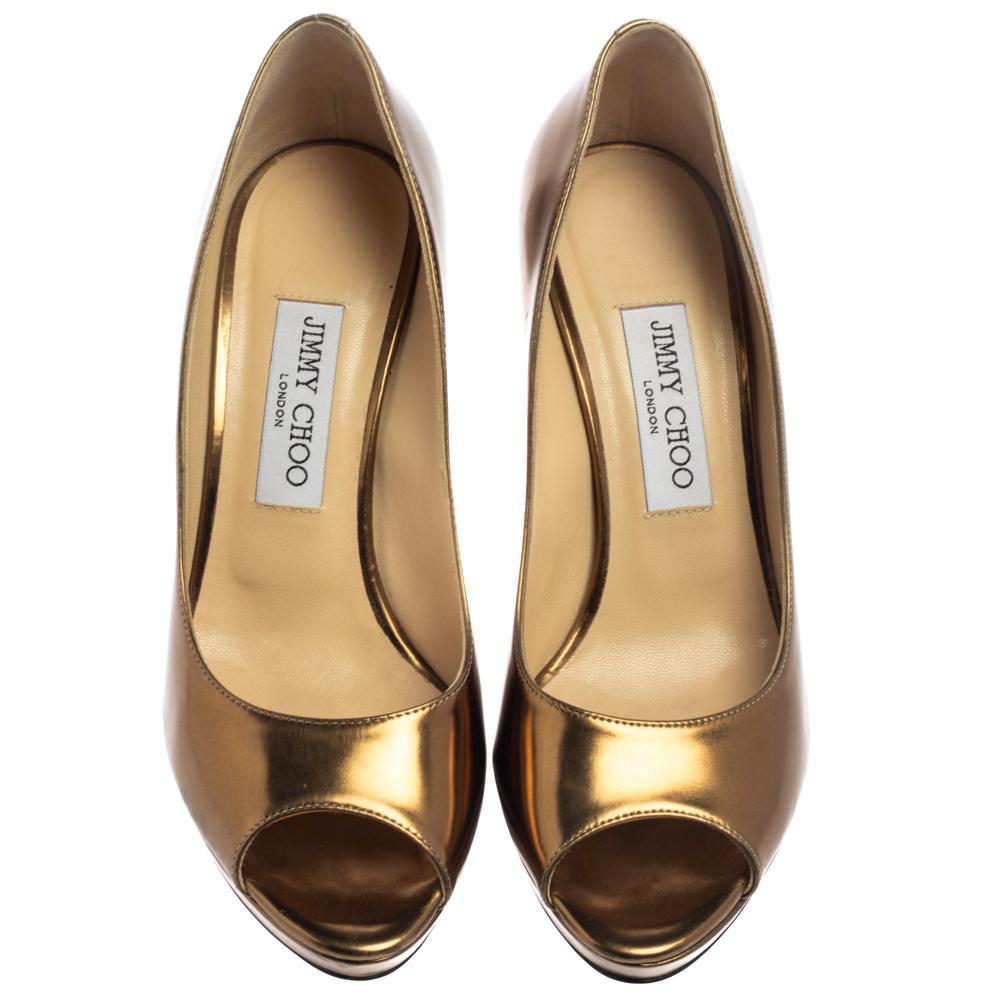 It is easy to fall in love with these pumps by Jimmy Choo! They've been beautifully crafted from metallic gold patent leather and designed with peep toes, platforms, and 10 cm heels. These Dahlia pumps are sure to complement all your dresses and