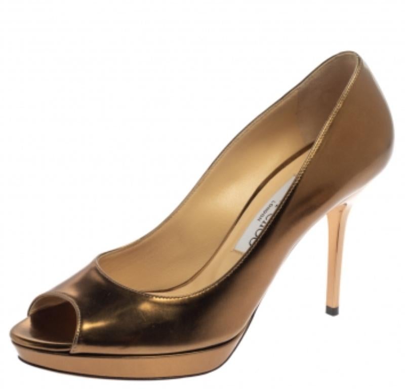 Jimmy Choo Metallic Gold Patent Leather Dahlia Peep Toe Platform Pumps Size 38 In Good Condition For Sale In Dubai, Al Qouz 2