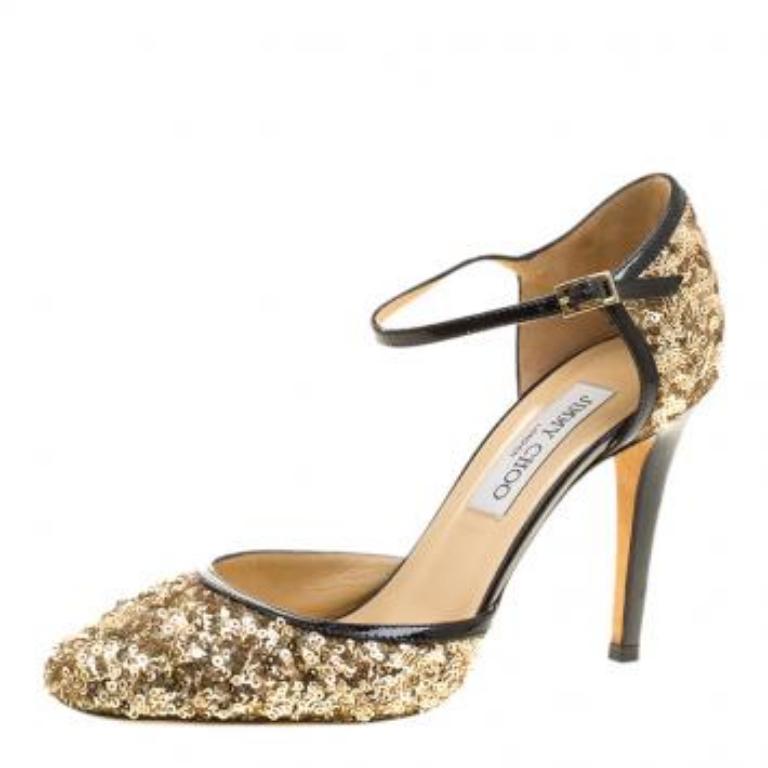 Soyez prête à faire saliver tout le monde lorsque vous porterez cette paire de sandales signée Jimmy Choo. Elles sont recouvertes de paillettes et dotées de brides à la cheville et de talons de 9,5 cm. Vous pouvez briller lors des soirées avec cette