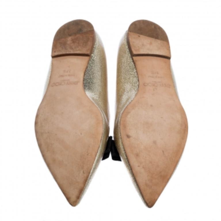 A perfect blend of comfort and style, these leather flats are just what you need for a long day out. The Jimmy Choo pair features pointed toes, contrasting bow on the vamps, and tough soles. Stay at ease and in fashion with these beautiful metallic