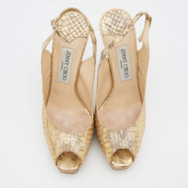 Jimmy Choo Oro metalizado Watersnake Plataforma Slingback Peep Toe Bombas Tamaño 37.5 en Bueno estado para la venta en Dubai, Al Qouz 2