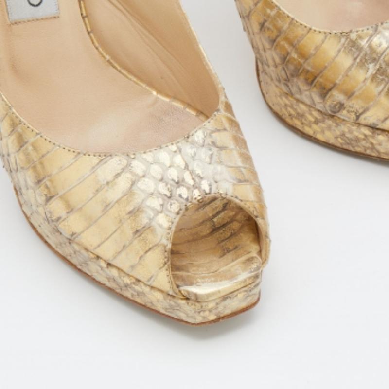 Jimmy Choo Oro metalizado Watersnake Plataforma Slingback Peep Toe Bombas Tamaño 37.5 en venta 1