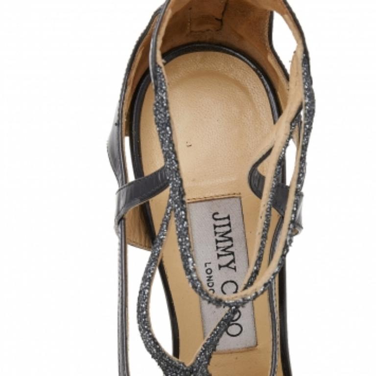 Jimmy Choo vous apporte juste le bon type de scintillement pour les soirées étoilées et les cocktails. Confectionnées avec soin en cuir et recouvertes de paillettes métalliques, ces sandales Jimmy Choo sont conçues pour rehausser vos tenues. De