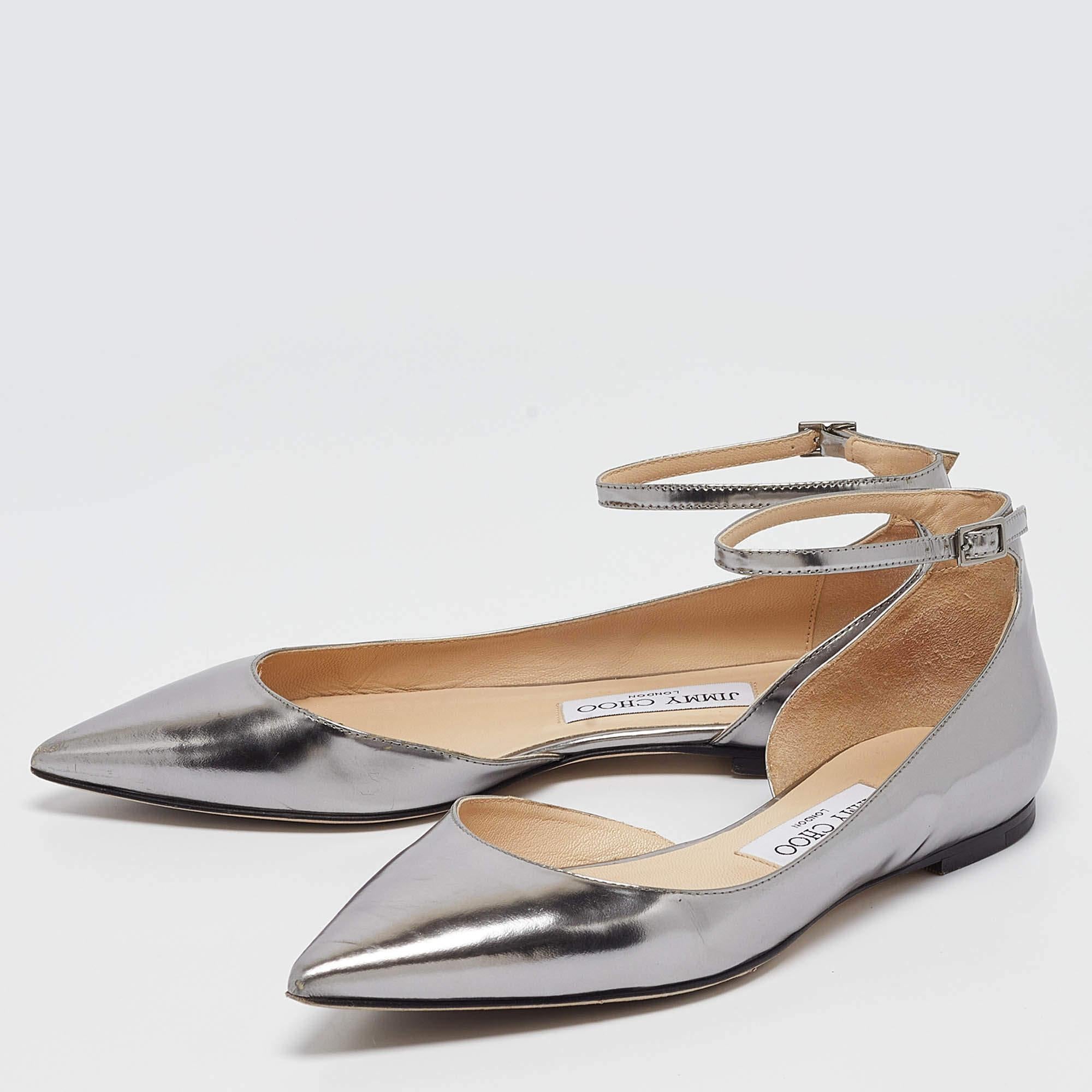 Mélange parfait de style luxueux et de confort, ces chaussures plates de créateur sont fabriquées à partir de matériaux de qualité et encadrent vos pieds de la manière la plus raffinée qui soit. Ils peuvent être associés à une multitude de tenues de