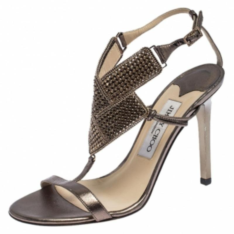 Jimmy Choo est surtout connu pour ses chaussures convoitées, qui sont fabriquées avec le souci du détail et des accents inspirés. Confectionnées en cuir, ces sandales sont dotées d'empiècements ornés de cristaux sur l'empeigne et de brides à boucle