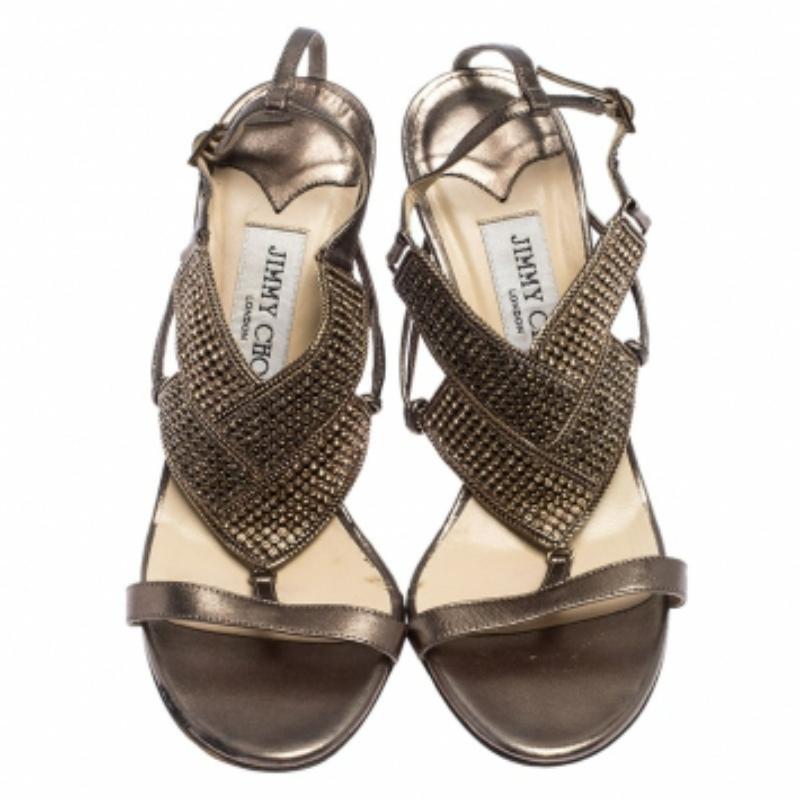 Jimmy Choo - Sandales à lanières de cheville en cuir métallisé et ornées de cristaux - Taille 36,5 Bon état - En vente à Dubai, Al Qouz 2