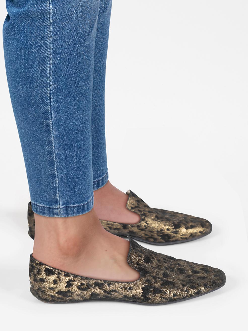 L'ÉTAT est très bon. L'usure des mocassins est minime. Usure minimale aux deux semelles intérieures avec décoloration du cuir et rayures sur le logo métallique arrière droit sur cet article de revente de designer Jimmy Choo d'occasion.
 
 Détails
 
