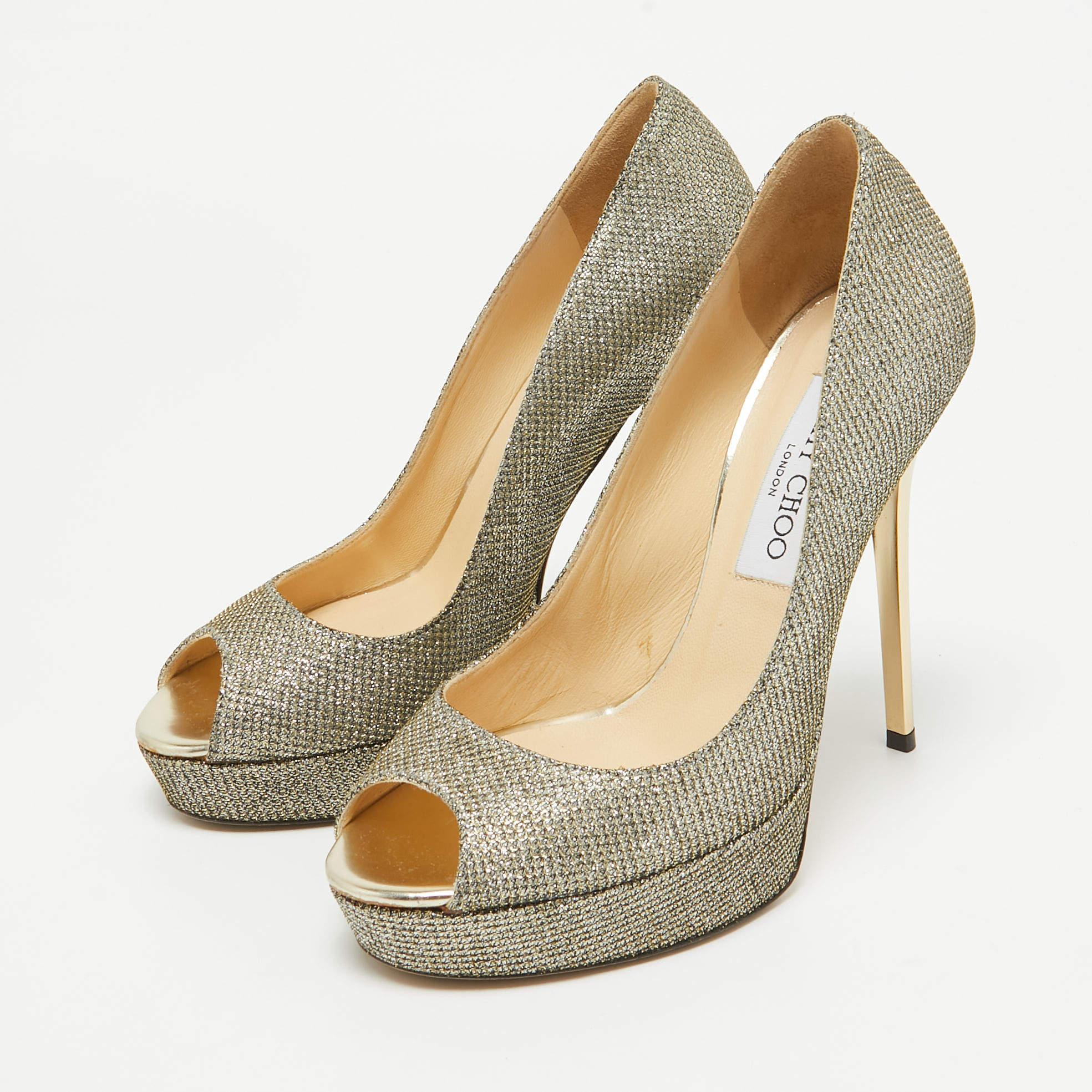 Faites preuve de chic avec ces escarpins de créateur. Ils présentent des talons robustes et des semelles durables, parfaits pour vos sorties à la mode.