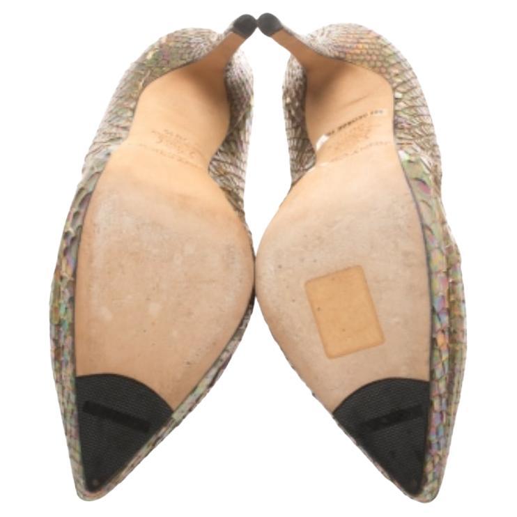 Estos botines de Jimmy Choo han sido creados para satisfacer los gustos de todas las mujeres a la moda. Los botines de puntera afilada están cubiertos de piel de serpiente arco iris dorada metalizada y diseñados con cremalleras traseras y tacones de