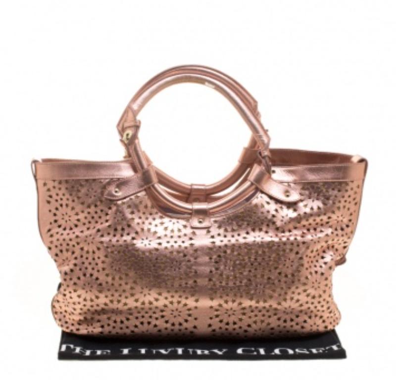 Jimmy Choo Tote abierto con corte láser en piel dorada rosa metalizada en venta 5