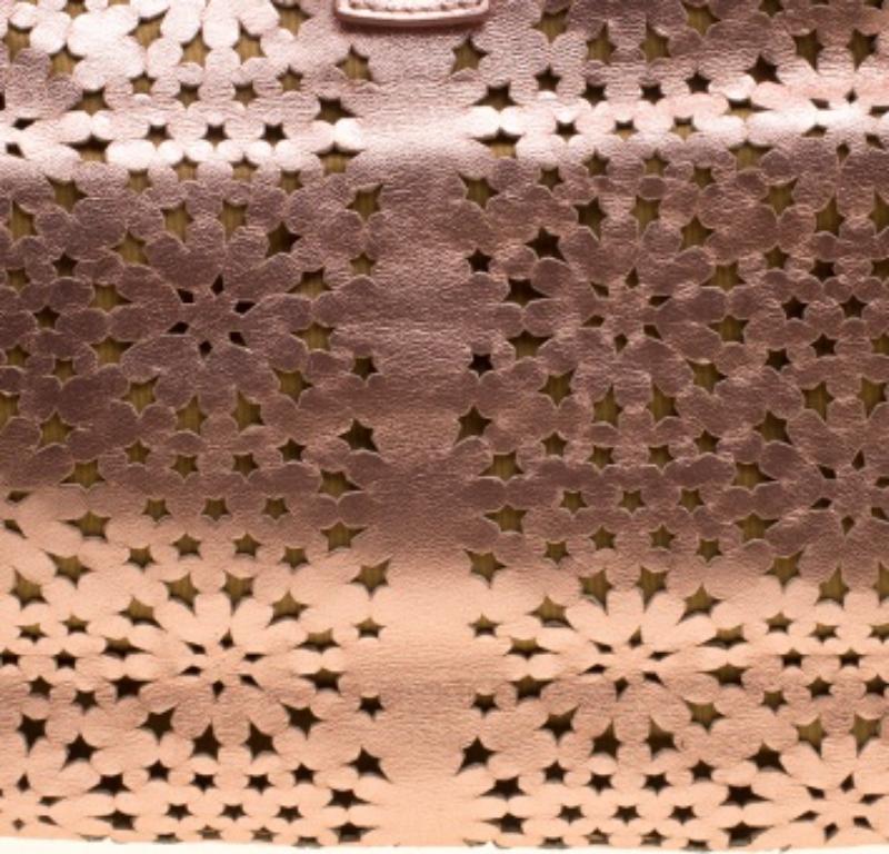 El tono oro rosa metálico destacará cada vez que balancees esta belleza. Hazte con este precioso bolso de piel para conseguir un look perfecto. Es de Jimmy Choo y está diseñado con cortes láser, dos asas superiores y un espacioso interior de ante.
