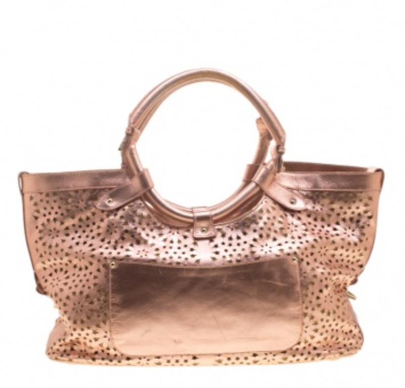 Jimmy Choo Tote abierto con corte láser en piel dorada rosa metalizada en Bueno estado para la venta en Dubai, Al Qouz 2