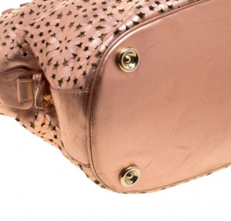 Jimmy Choo Tote abierto con corte láser en piel dorada rosa metalizada en venta 1