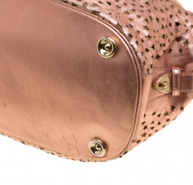 Jimmy Choo Tote abierto con corte láser en piel dorada rosa metalizada en venta 2