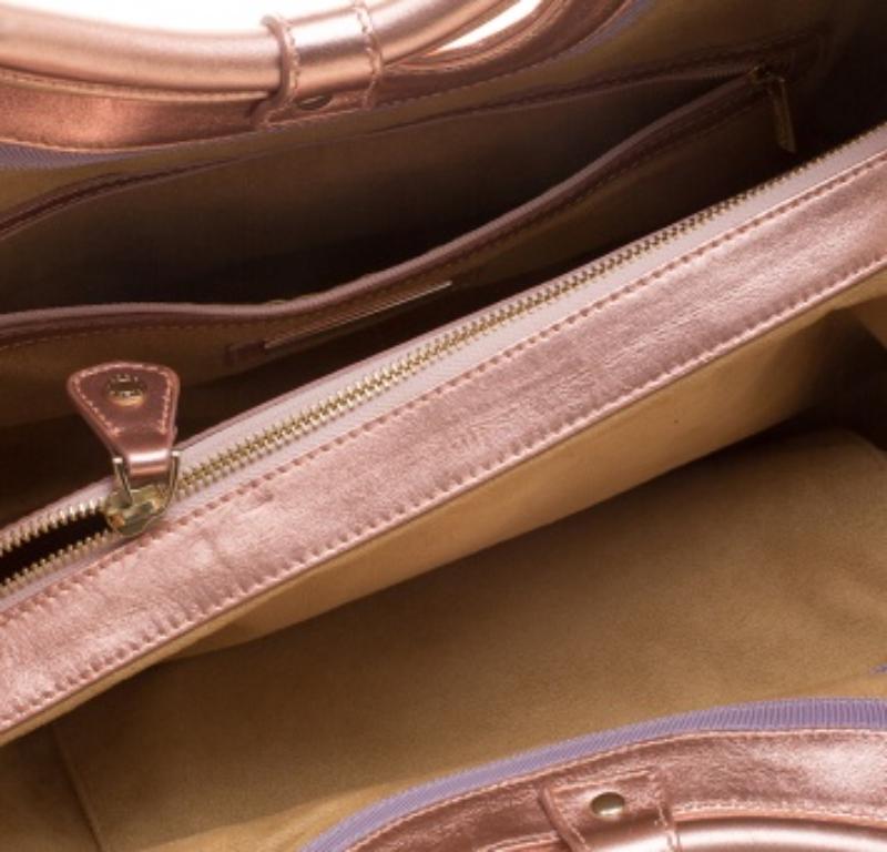 Jimmy Choo Tote abierto con corte láser en piel dorada rosa metalizada en venta 3